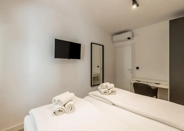 Awesome In With House Sea View